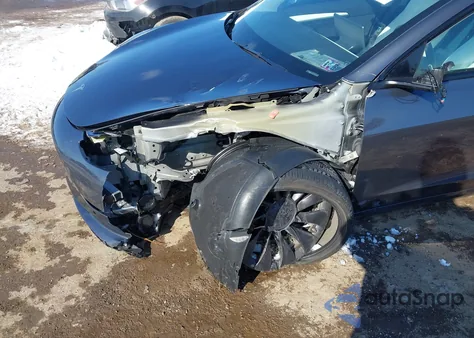 2022 Tesla Model 3 Performance Dual Motor All-Wheel Drive z USA, uszkodzony, nr VIN 5YJ3E1EC1NF261525